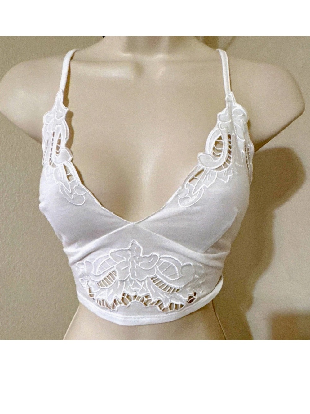 Forever 21 White Lace Embroidered Crossback Wireless Bralette Bra M
